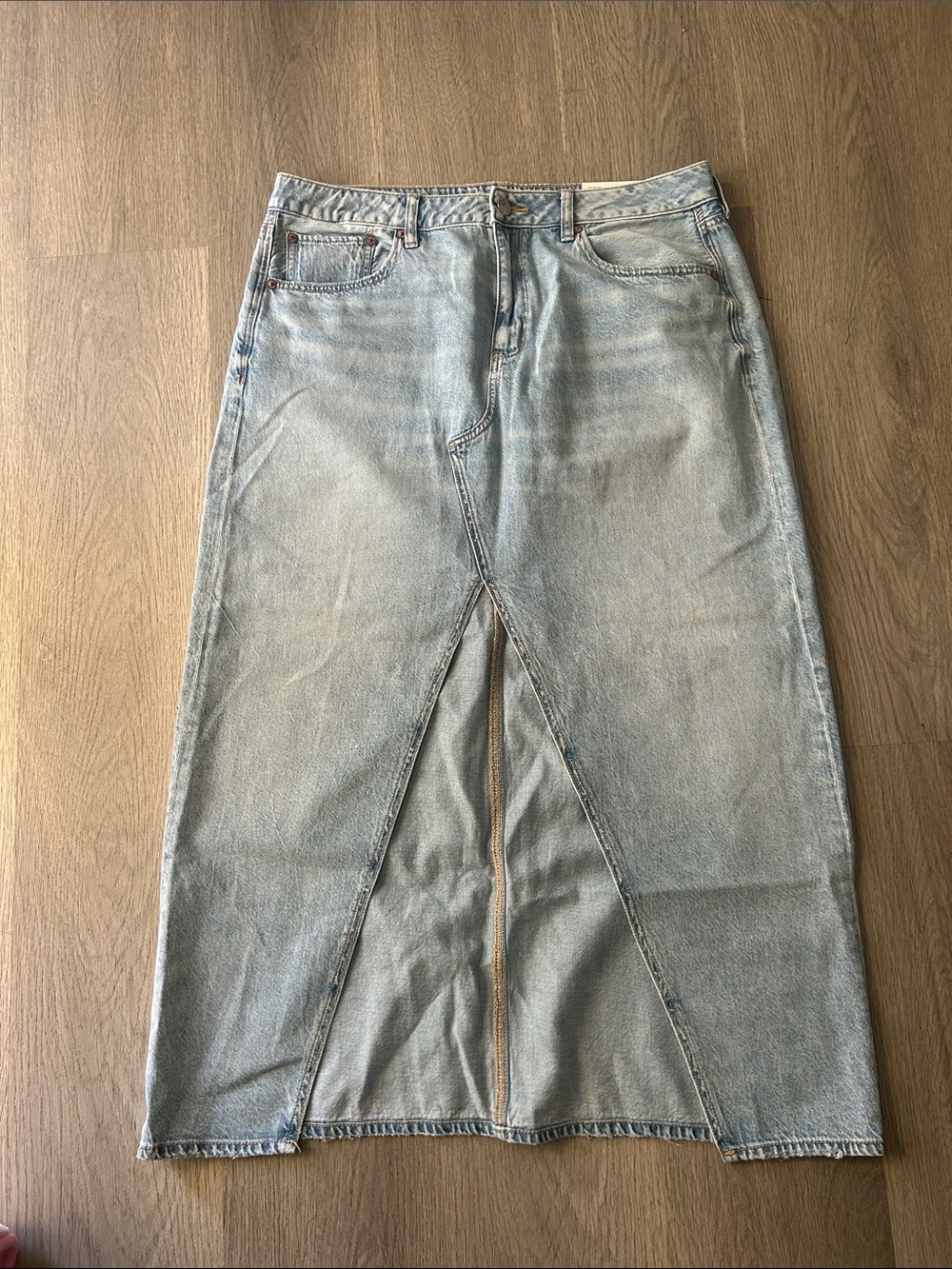 American Eagle Light wWash Denim Midi Skirt with Front Slit nwt size 12